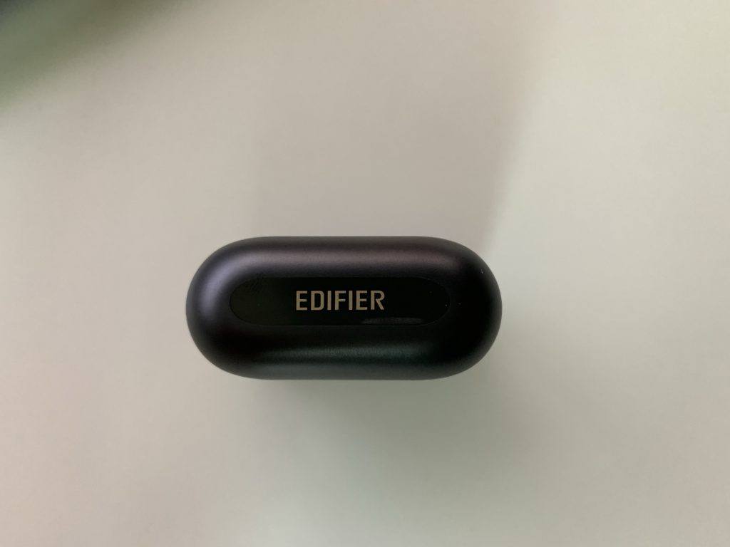 A nice styling feature on top of the Edifier X3 charging case.
