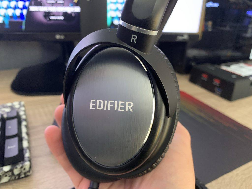 Edifier H850 Review: The side profile of the ear cups.