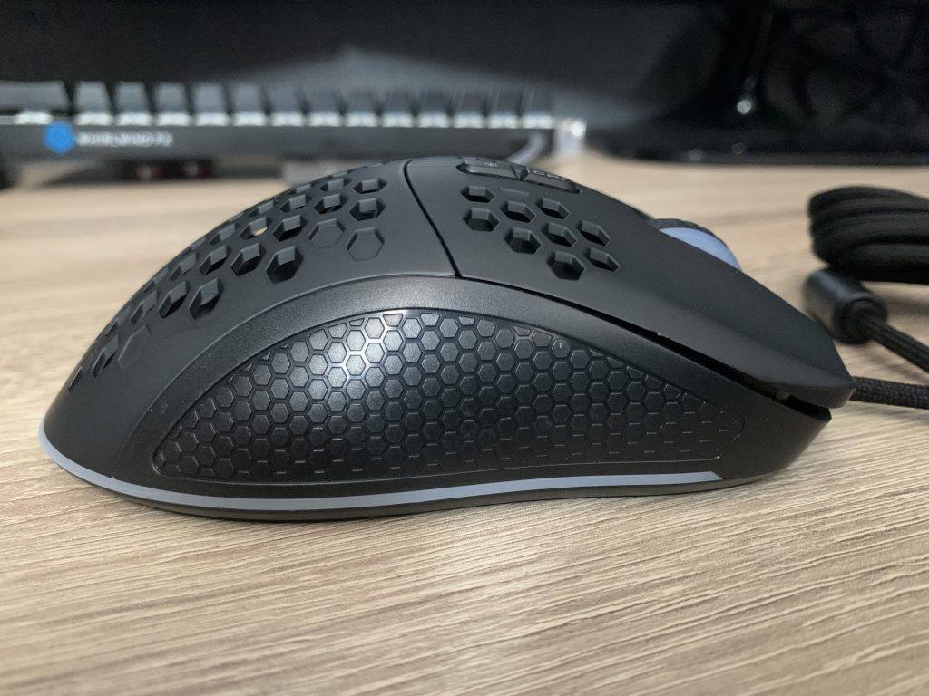 It's quite a 'low profile' looking mouse.